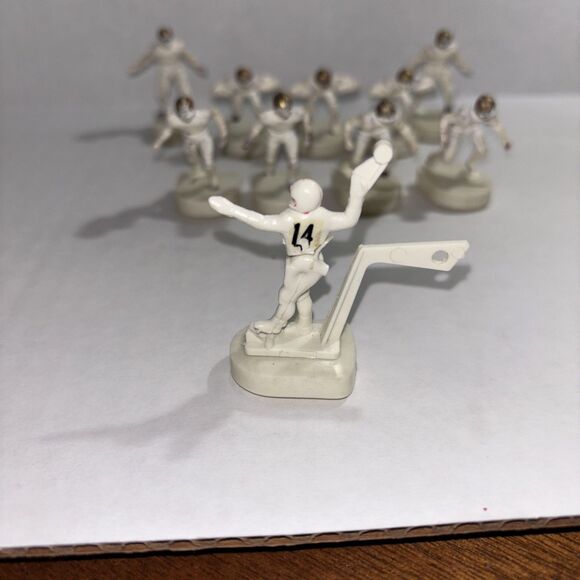 VNTG 11 Tudor Electric Football San Francisco 49ers Players & QB/Kicker Red Gold - Picture 9 of 9